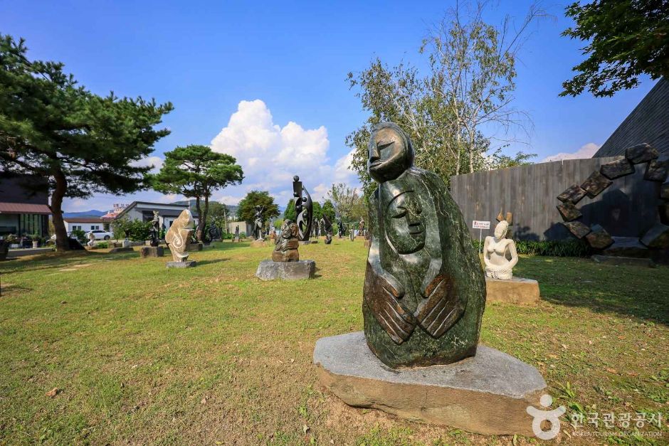 마나스아트센터 여행 추천 - 메고지고