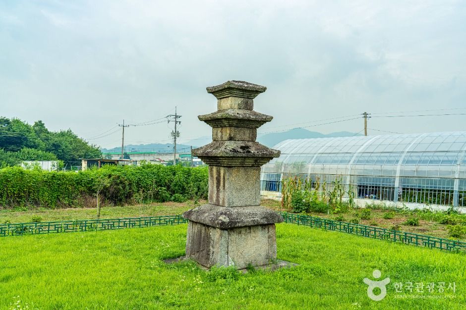 안성죽산리삼층석탑 여행 추천 - 메고지고