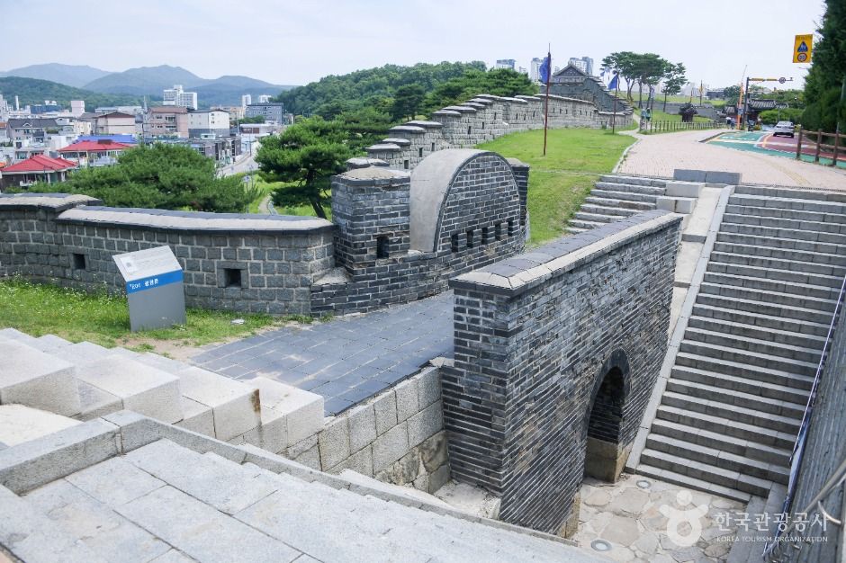 수원화성 성곽길 여행 추천 - 메고지고 수원화성 성곽길 여행 추천 - 메고지고