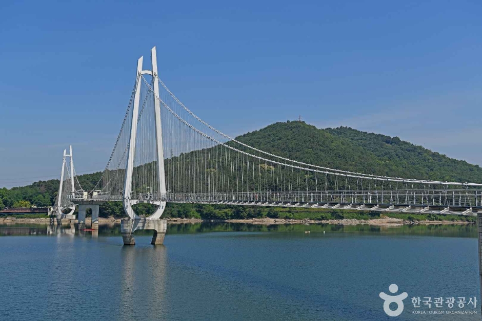 논산 탑정호 출렁다리 여행 추천 - 메고지고
