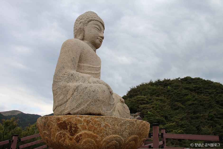 창녕 관룡사 용선대 석조여래좌상 여행 추천 - 메고지고