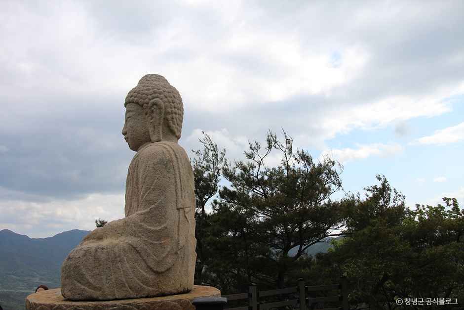 창녕 관룡사 용선대 석조여래좌상 여행 추천 - 메고지고