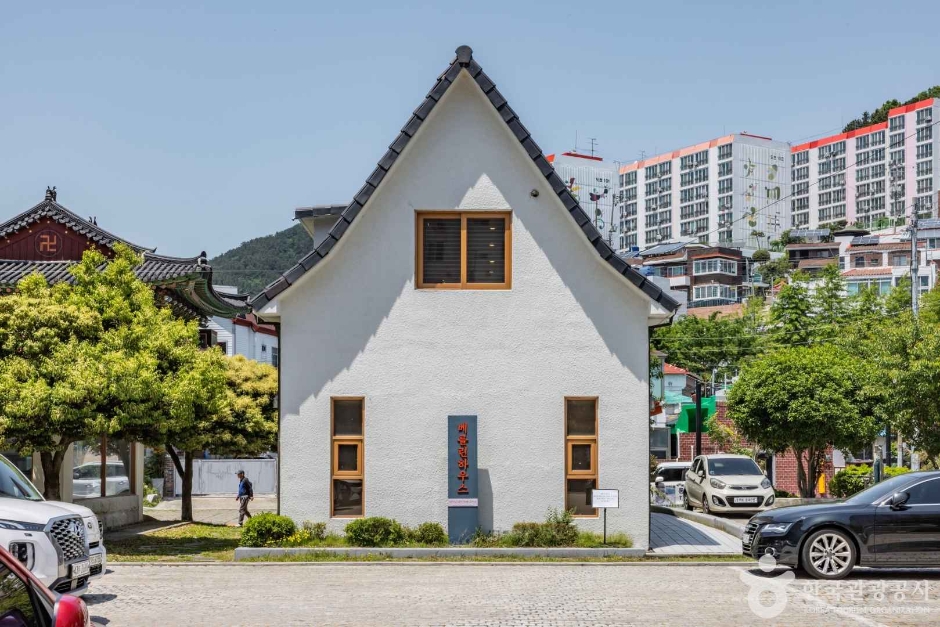 윤이상 기념공원(윤이상 기념관) 여행 추천 - 메고지고