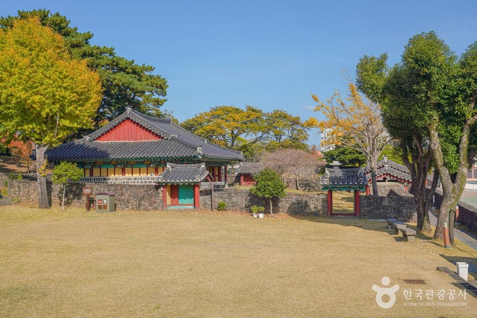 제주향교 여행 추천 - 메고지고 제주향교 여행 추천 - 메고지고