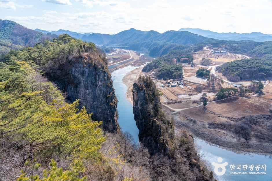 선돌 (강원고생대 국가지질공원) 여행 추천 - 메고지고 선돌 (강원고생대 국가지질공원) 여행 추천 - 메고지고