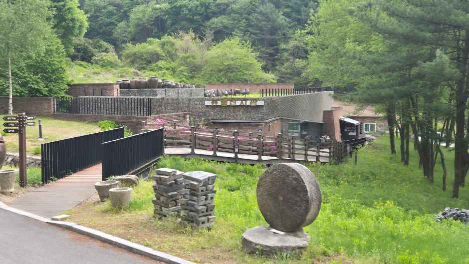풍수원성당 유물전시관 여행 추천 - 메고지고