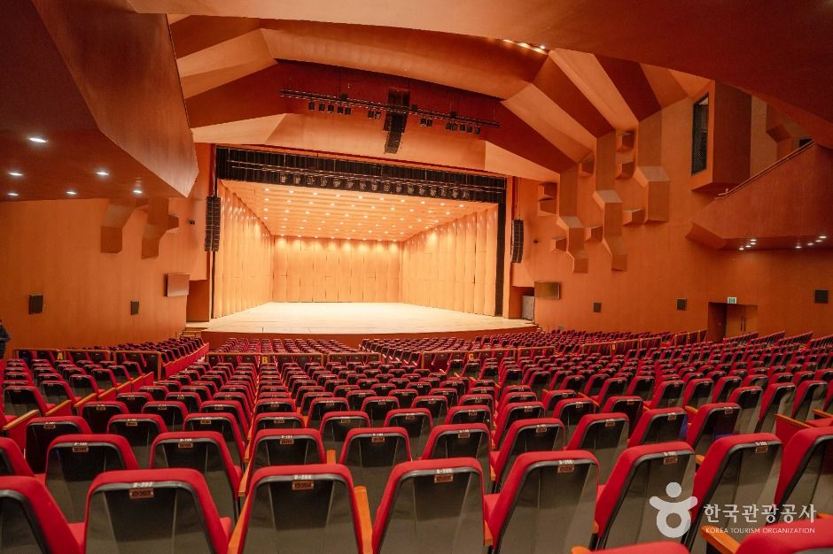 성산아트홀 여행 추천 - 메고지고