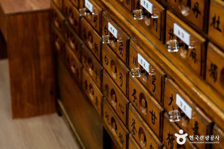 진주 남성당 교육관 여행 추천 - 메고지고