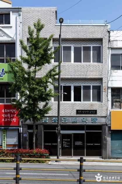 진주 남성당 교육관 여행 추천 - 메고지고