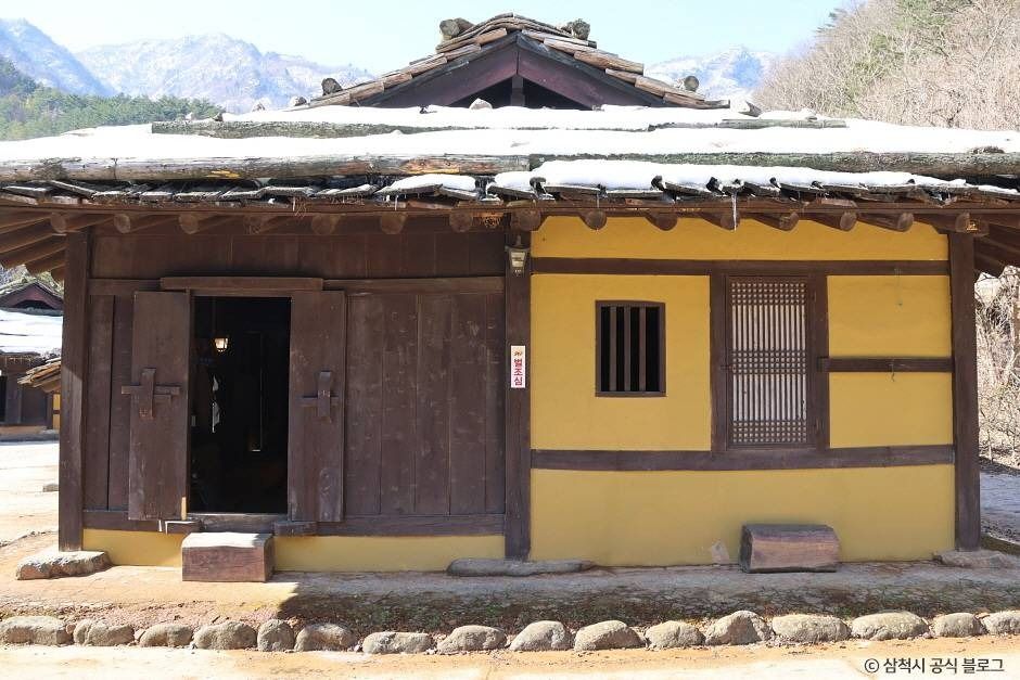 삼척 신리 너와집과 민속유물 여행 추천 - 메고지고 삼척 신리 너와집과 민속유물 여행 추천 - 메고지고