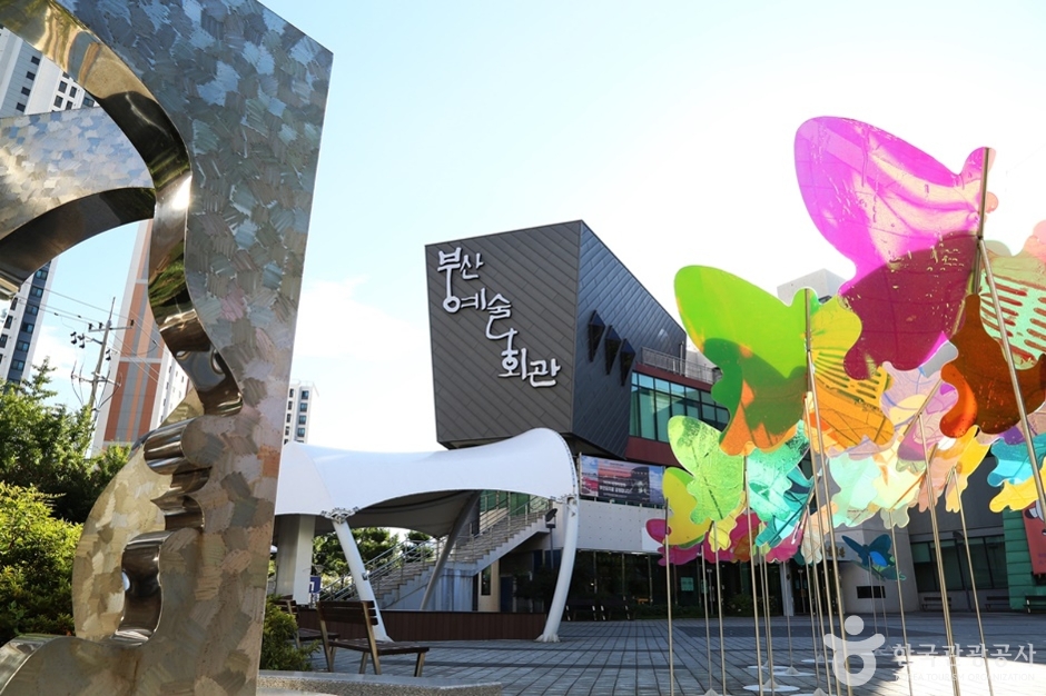 부산예술회관 여행 추천 - 메고지고