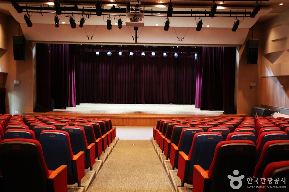 부산예술회관 여행 추천 - 메고지고