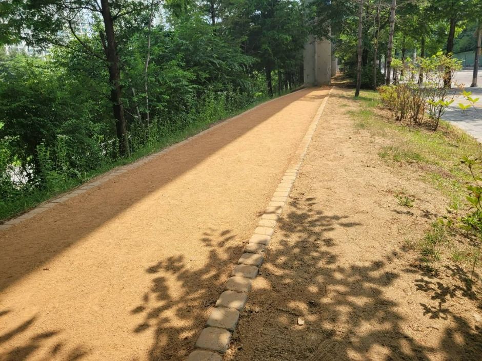 경기도청북부청사역 하부 맨발황톳길 여행 추천 - 메고지고 경기도청북부청사역 하부 맨발황톳길 여행 추천 - 메고지고