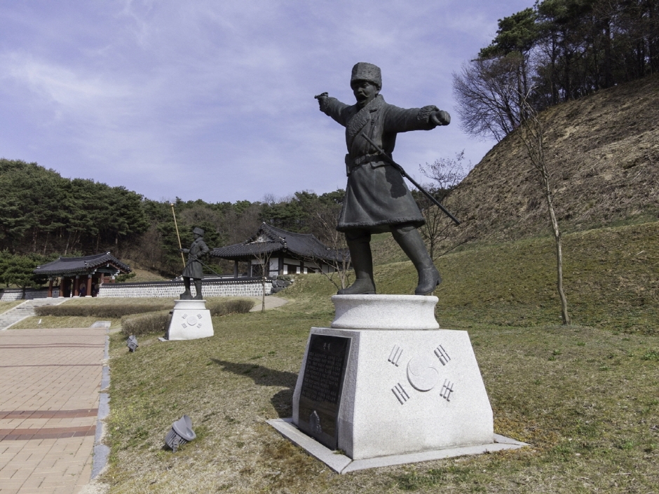 김좌진장군 사당 여행 추천 - 메고지고 김좌진장군 사당 여행 추천 - 메고지고