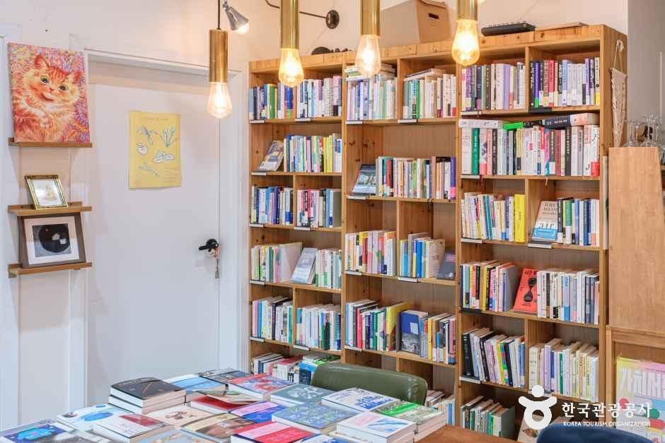책방시점 여행 추천 - 메고지고 책방시점 여행 추천 - 메고지고