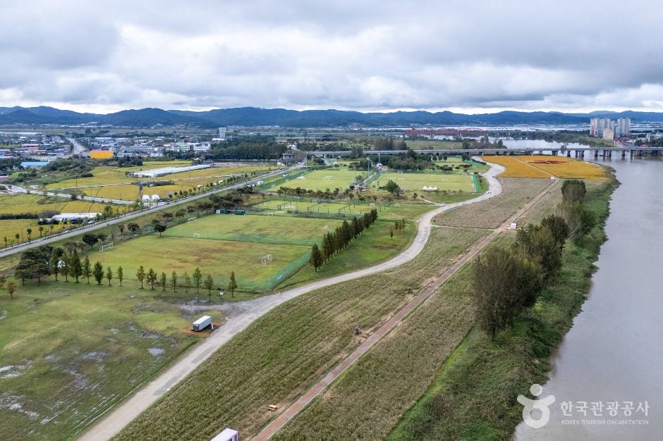 백마강생활체육공원 여행 추천 - 메고지고