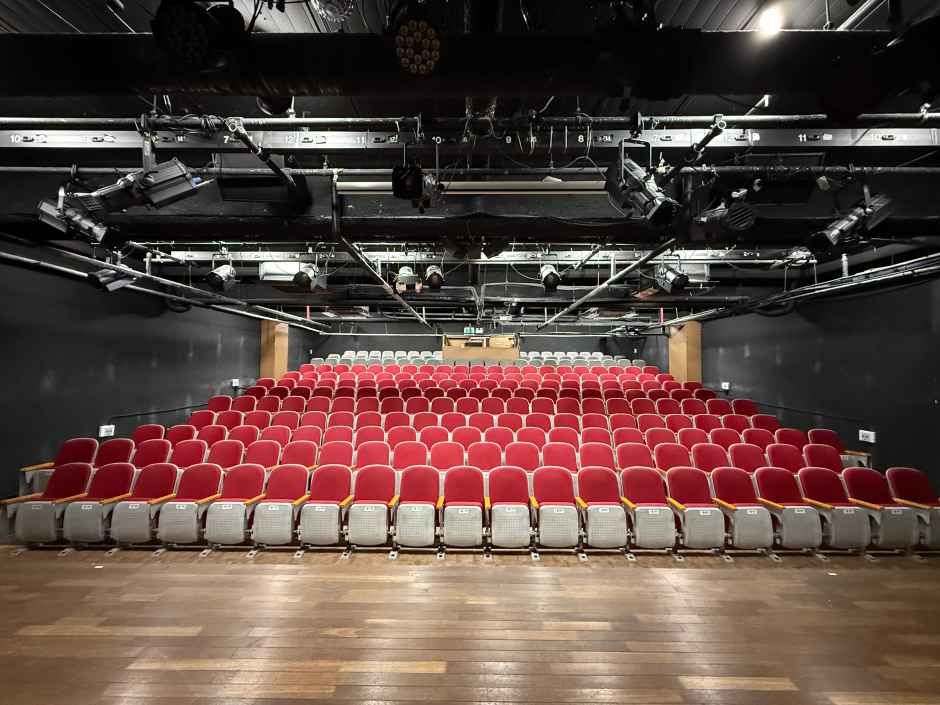 BNK부산은행조은극장 여행 추천 - 메고지고