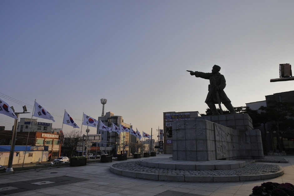 김좌진장군동상 여행 추천 - 메고지고 김좌진장군동상 여행 추천 - 메고지고