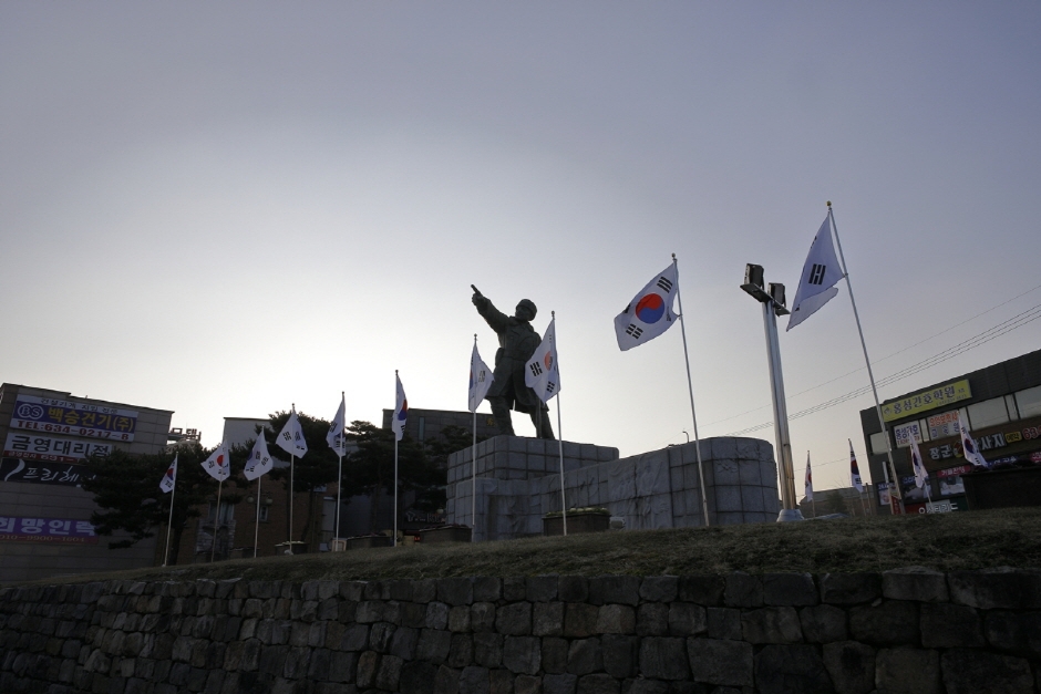김좌진장군동상 여행 추천 - 메고지고 김좌진장군동상 여행 추천 - 메고지고