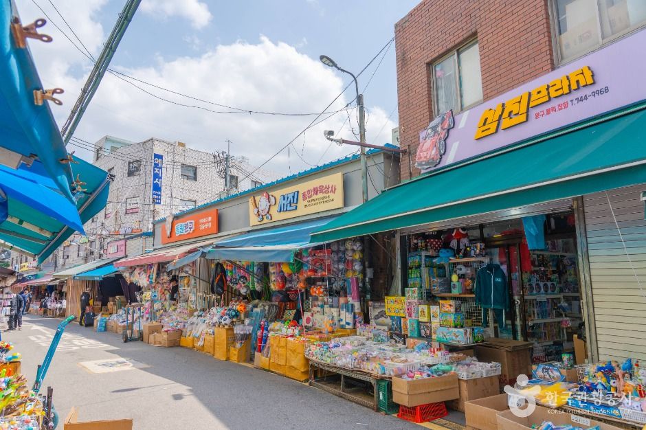 동대문 문구완구거리 (창신동 문구완구시장) 여행 추천 - 메고지고 동대문 문구완구거리 (창신동 문구완구시장) 여행 추천 - 메고지고