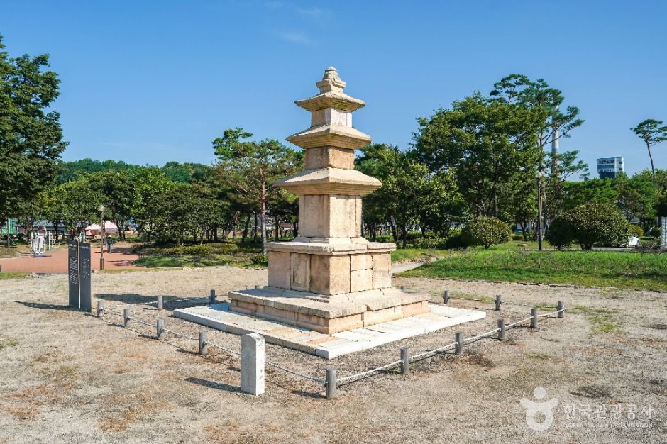 창녕 술정리 서 삼층석탑 여행 추천 - 메고지고
