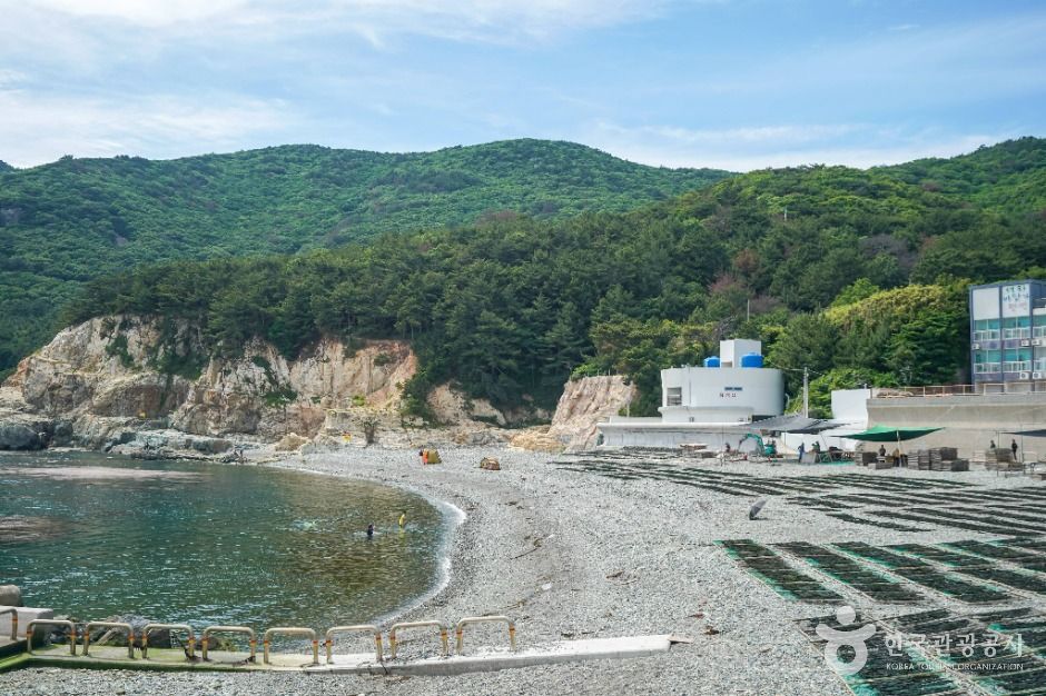여차몽돌해수욕장 여행 추천 - 메고지고 여차몽돌해수욕장 여행 추천 - 메고지고