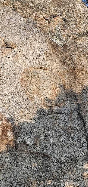 경주 남산 용장사지 마애여래좌상 여행 추천 - 메고지고 경주 남산 용장사지 마애여래좌상 여행 추천 - 메고지고