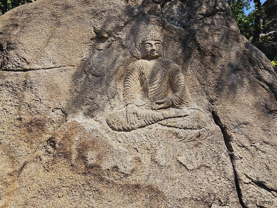 경주 남산 용장사지 마애여래좌상 여행 추천 - 메고지고 경주 남산 용장사지 마애여래좌상 여행 추천 - 메고지고