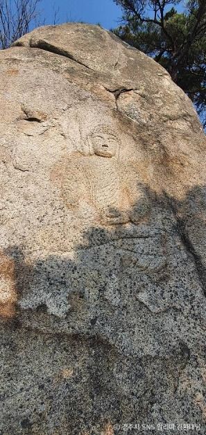 경주 남산 용장사지 마애여래좌상 여행 추천 - 메고지고 경주 남산 용장사지 마애여래좌상 여행 추천 - 메고지고