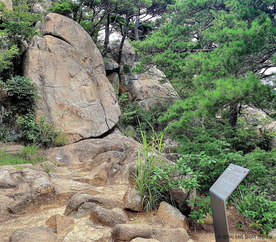경주 남산 용장사지 마애여래좌상 여행 추천 - 메고지고 경주 남산 용장사지 마애여래좌상 여행 추천 - 메고지고