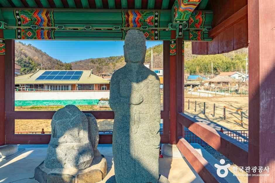 함안 대산리 석조삼존상 여행 추천 - 메고지고