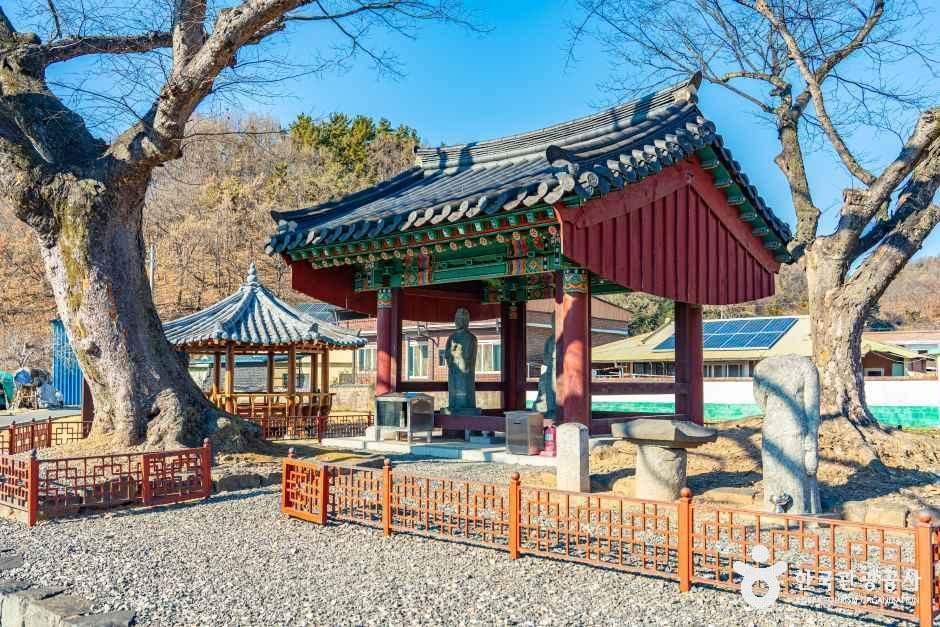 함안 대산리 석조삼존상 여행 추천 - 메고지고