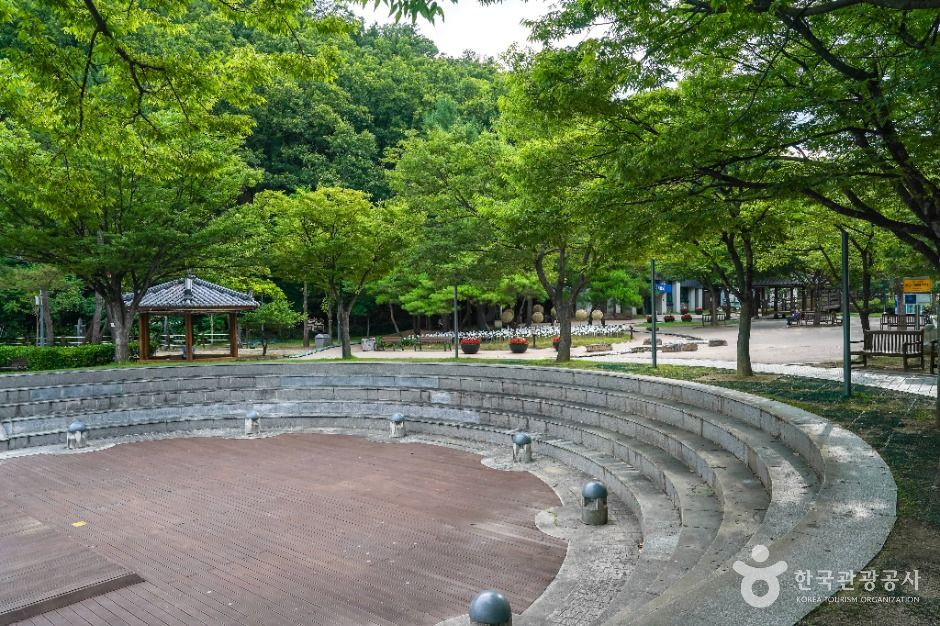 운암지 수변공원 여행 추천 - 메고지고