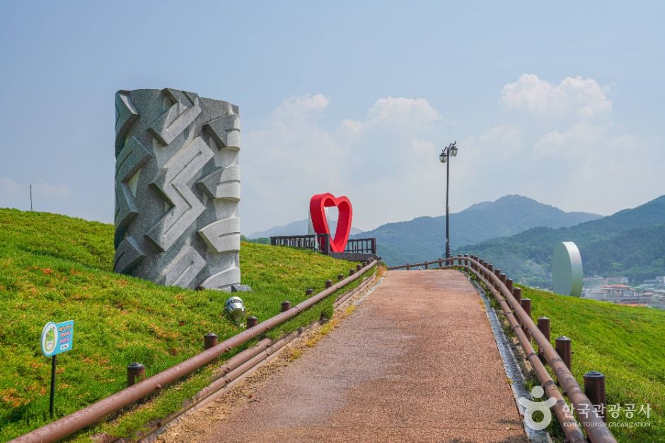 생초국제조각공원 여행 추천 - 메고지고