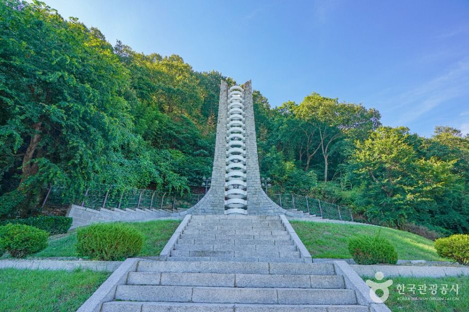 충익사 의병탑 여행 추천 - 메고지고