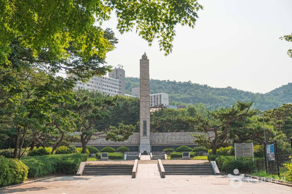 순국선열추념탑 여행 추천 - 메고지고