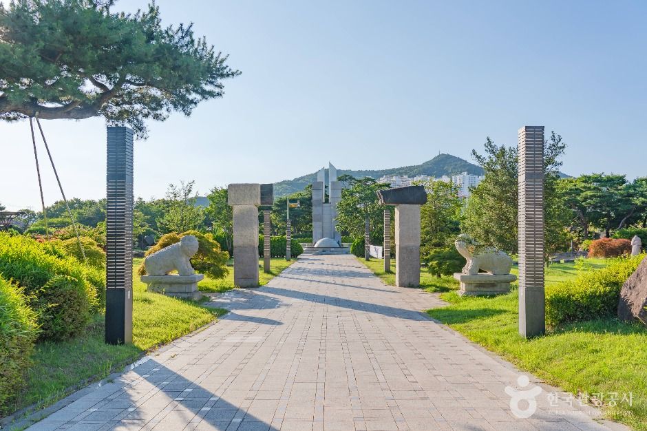 강변조각공원 여행 추천 - 메고지고
