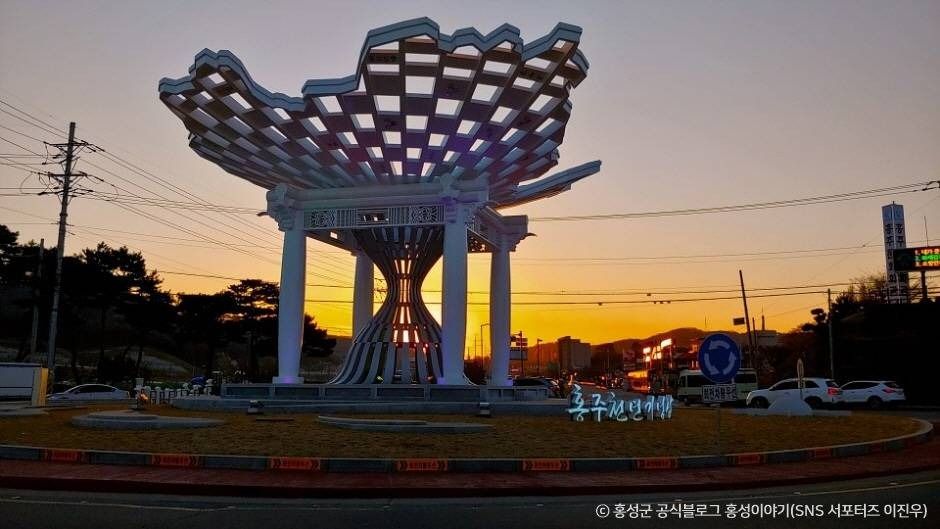 홍주천년기념탑 여행 추천 - 메고지고