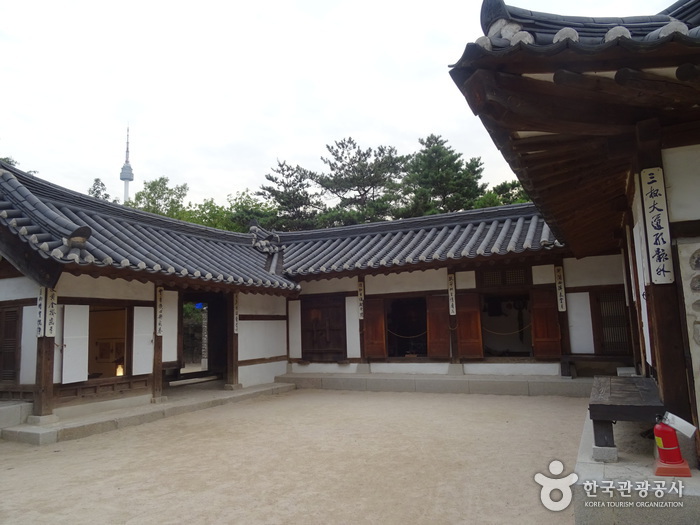 삼청동오위장김춘영가옥 여행 추천 - 메고지고 삼청동오위장김춘영가옥 여행 추천 - 메고지고