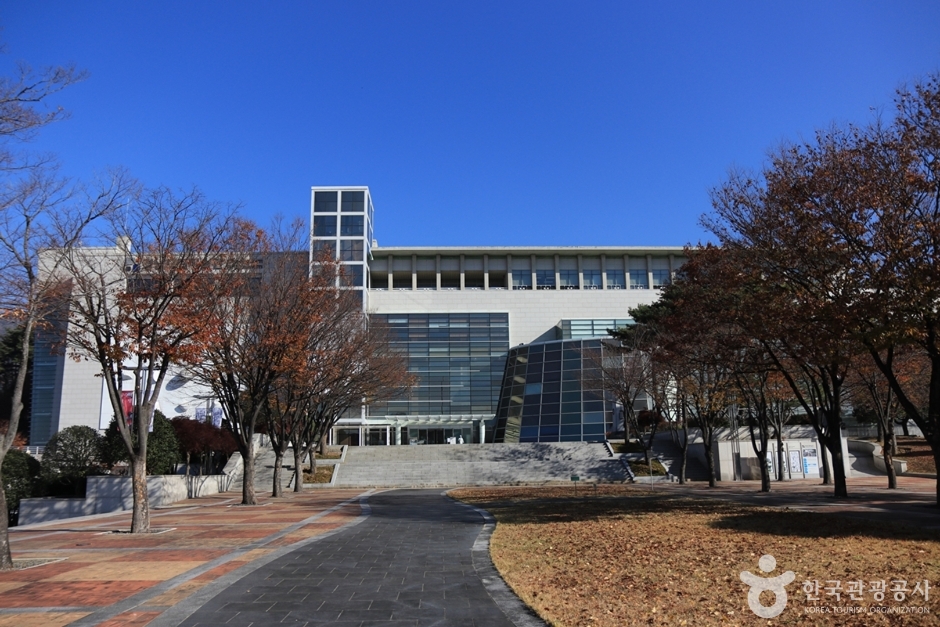 경남도립미술관 여행 추천 - 메고지고 경남도립미술관 여행 추천 - 메고지고
