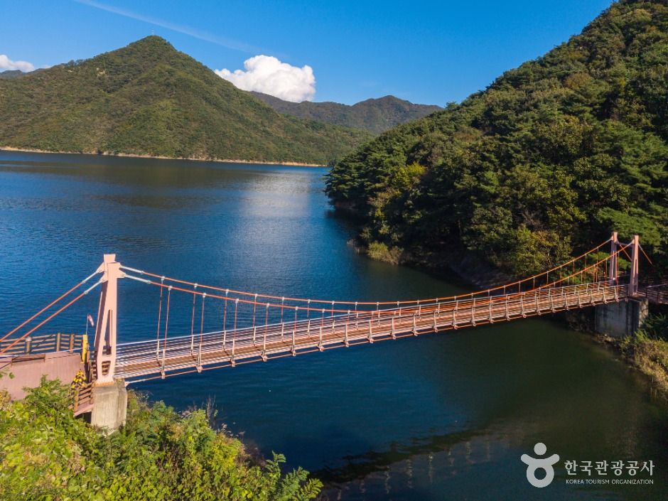 충주호 종댕이길 출렁다리 여행 추천 - 메고지고