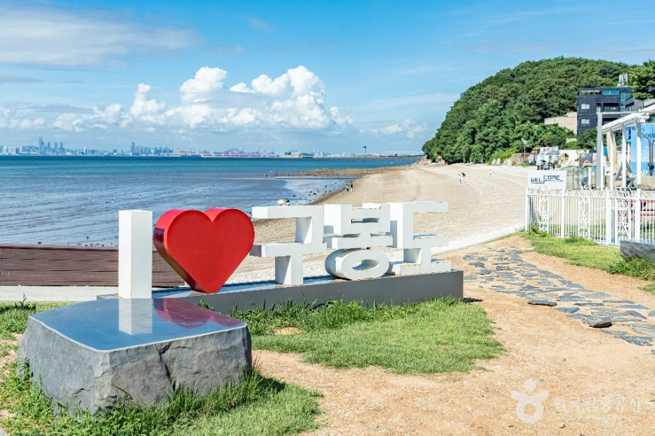 구봉솔숲해수욕장 여행 추천 - 메고지고