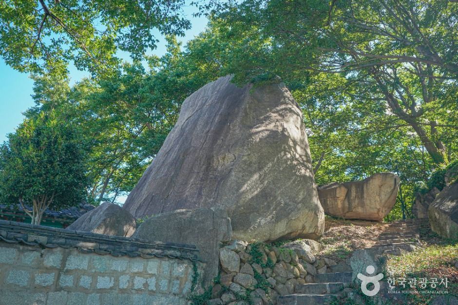 초선대 마애여래좌상 여행 추천 - 메고지고
