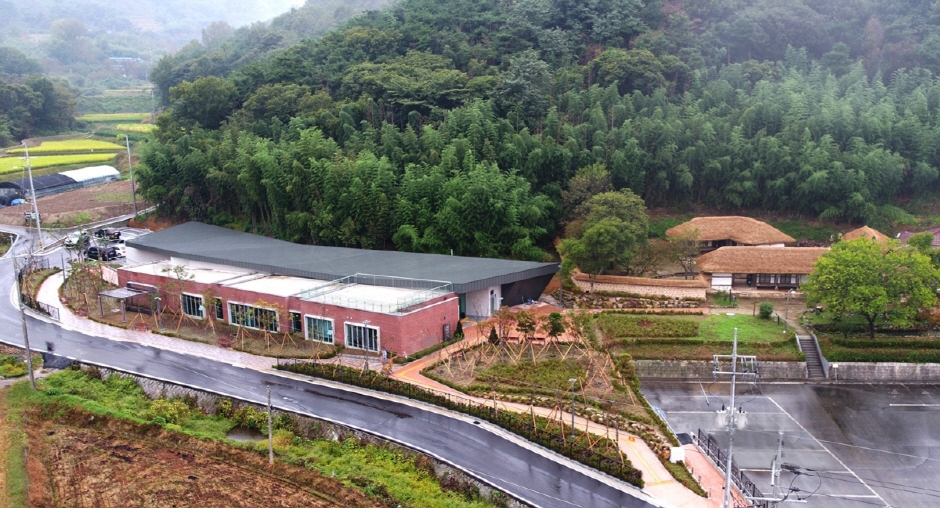 가람문학관 여행 추천 - 메고지고 가람문학관 여행 추천 - 메고지고