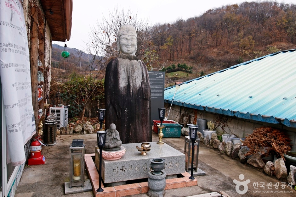 충주 지당리 석조여래입상 여행 추천 - 메고지고