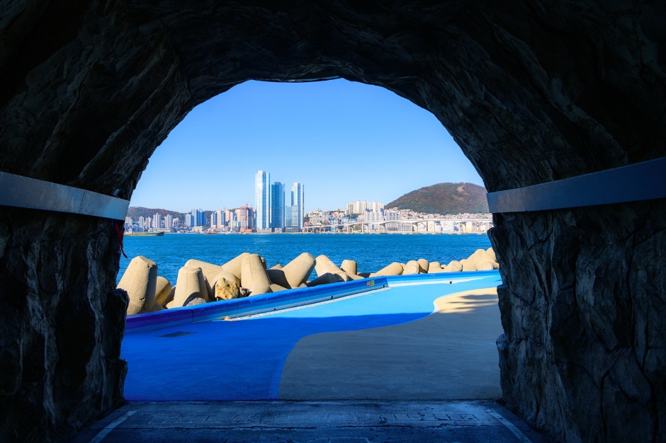 영도 흰여울해안터널 여행 추천 - 로드트립