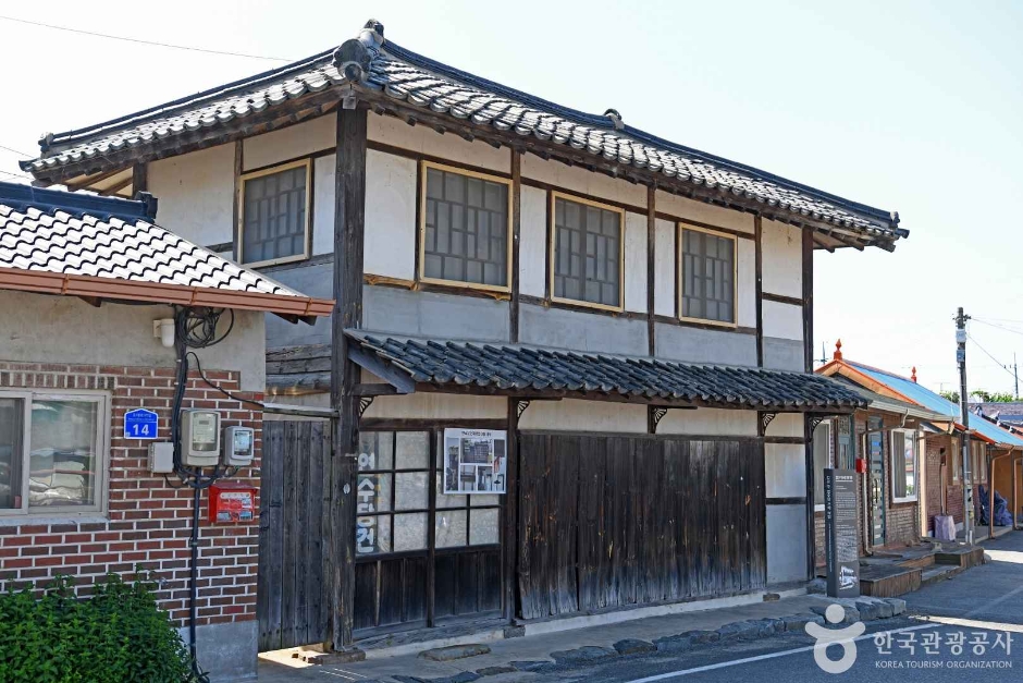 강경 구 연수당 건재 약방 여행 추천 - 메고지고