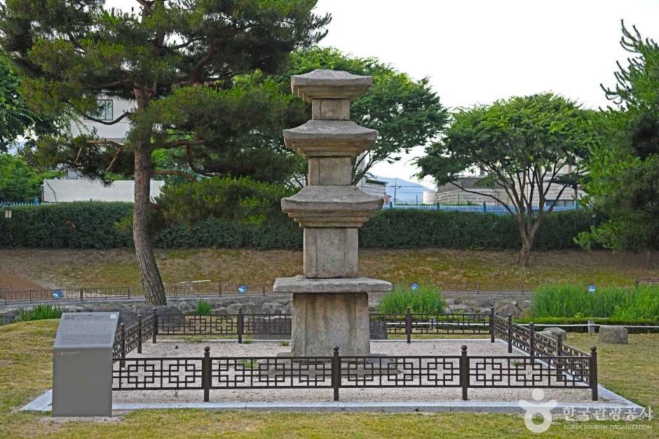 음성 읍내리 삼층석탑 여행 추천 - 메고지고