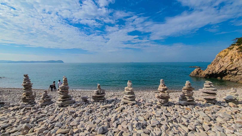 황금산몽돌해변 여행 추천 - 메고지고 황금산몽돌해변 여행 추천 - 메고지고