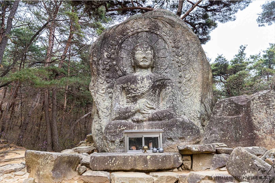 남원 신계리 마애여래좌상 여행 추천 - 메고지고
